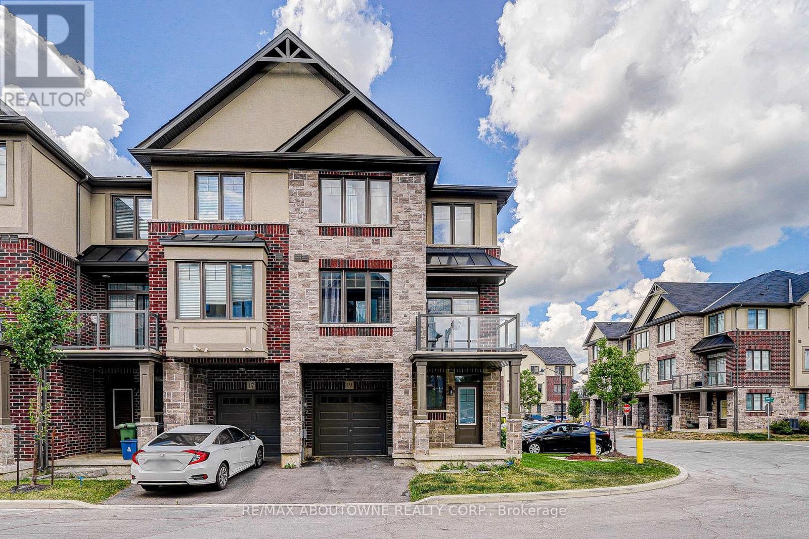 19 Ritchie Lane, Hamilton, ON - Outdoor With Balcony With Facade