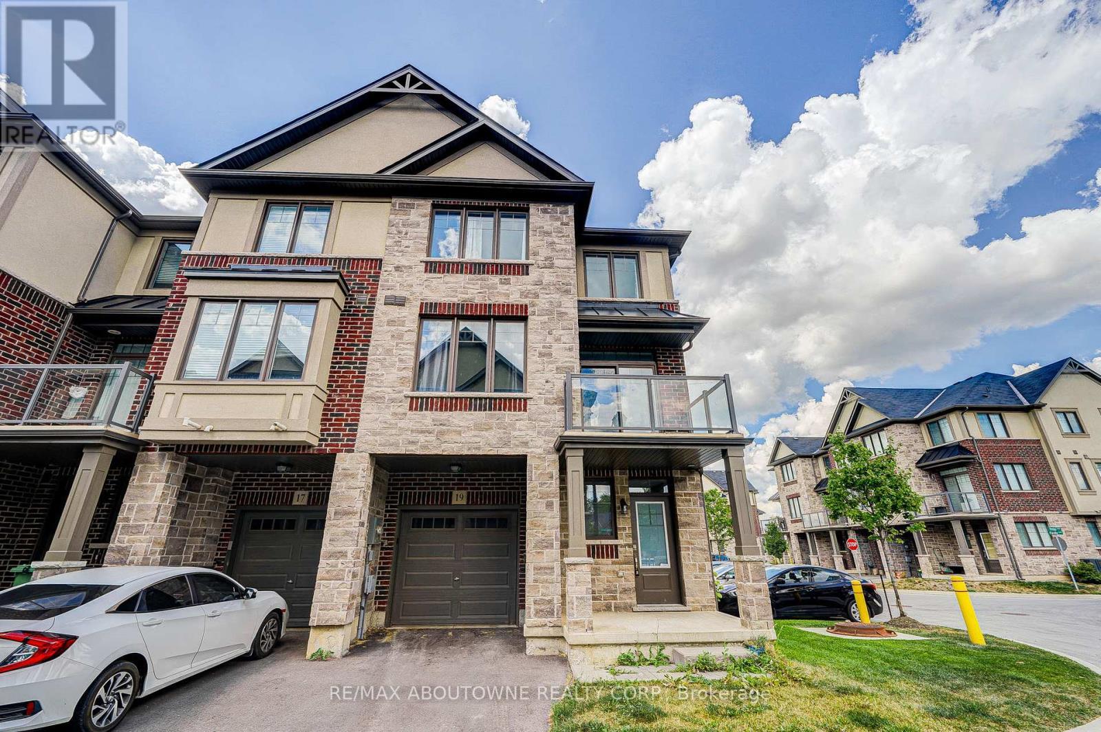 19 Ritchie Lane, Hamilton, ON - Outdoor With Balcony With Facade