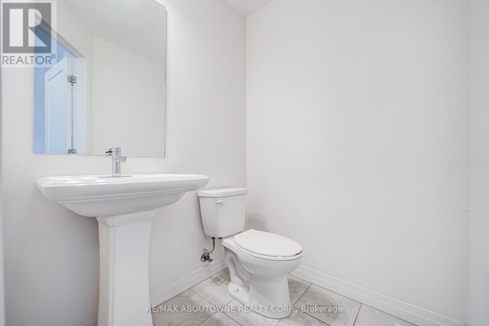 19 Ritchie Lane, Hamilton, ON - Indoor Photo Showing Bathroom