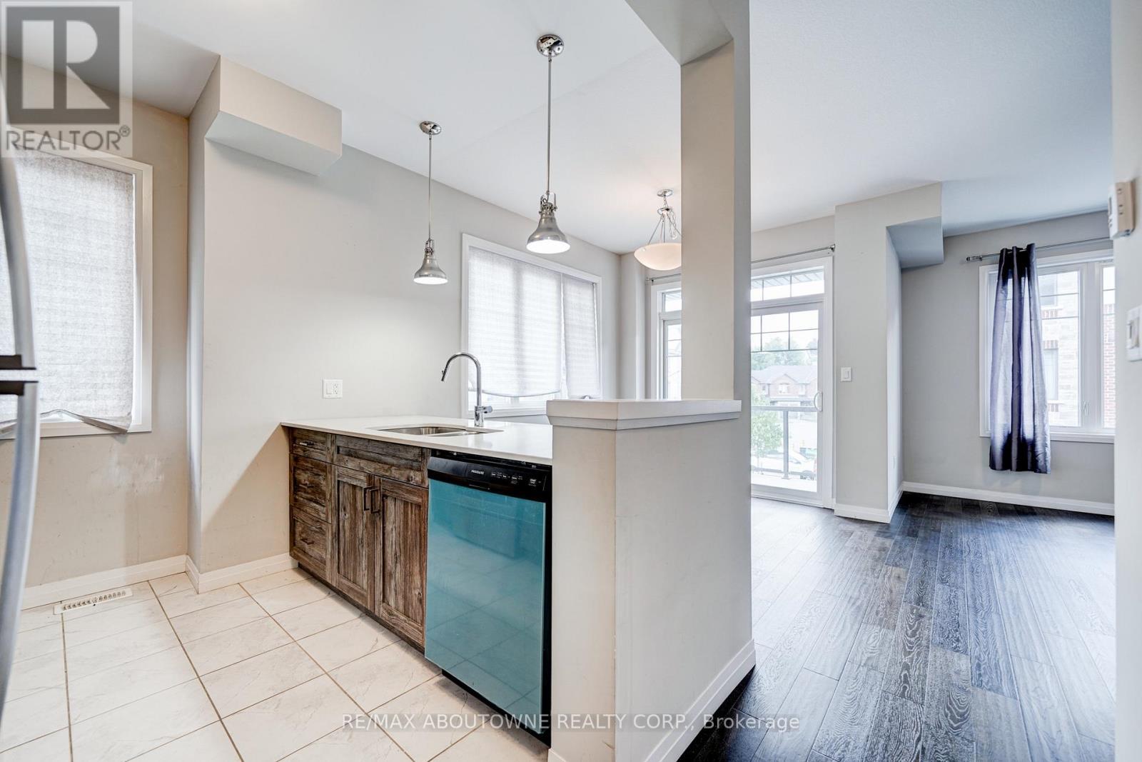 19 Ritchie Lane, Hamilton, ON - Indoor Photo Showing Kitchen