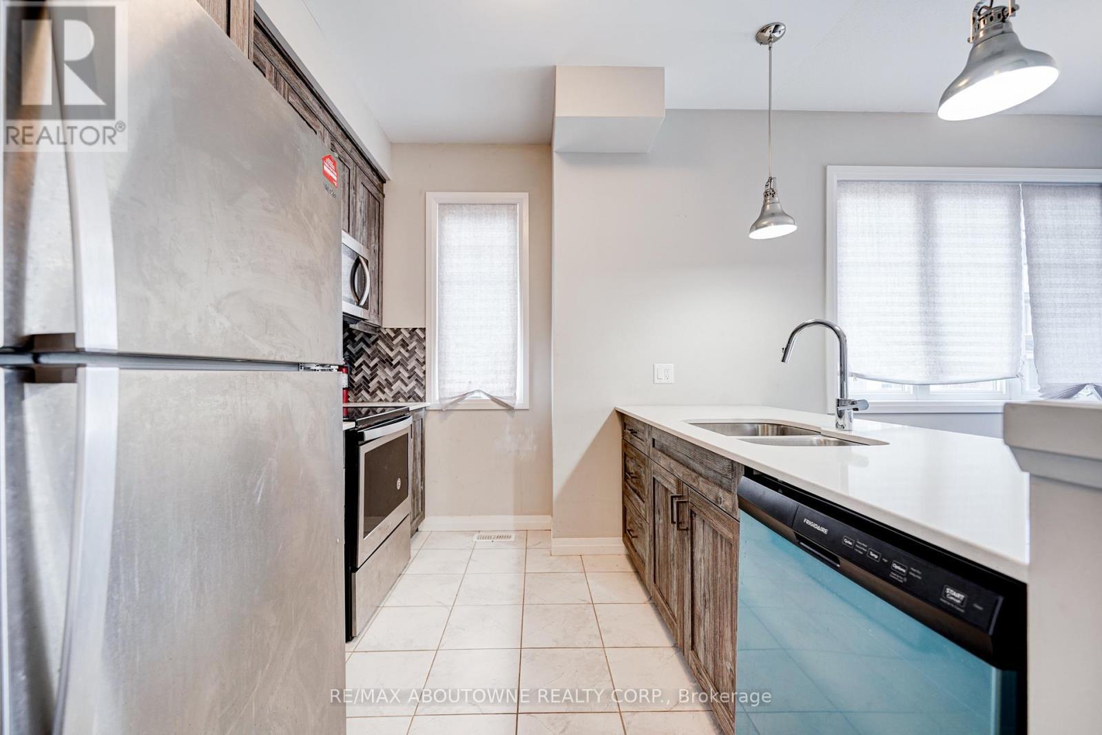 19 Ritchie Lane, Hamilton, ON - Indoor Photo Showing Kitchen With Stainless Steel Kitchen With Double Sink
