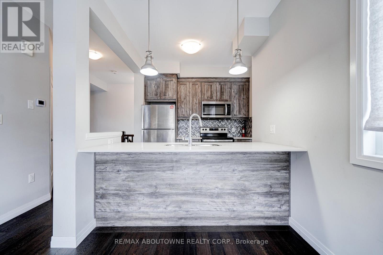19 Ritchie Lane, Hamilton, ON - Indoor Photo Showing Kitchen