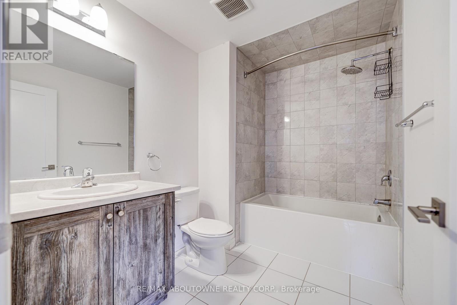 19 Ritchie Lane, Hamilton, ON - Indoor Photo Showing Bathroom