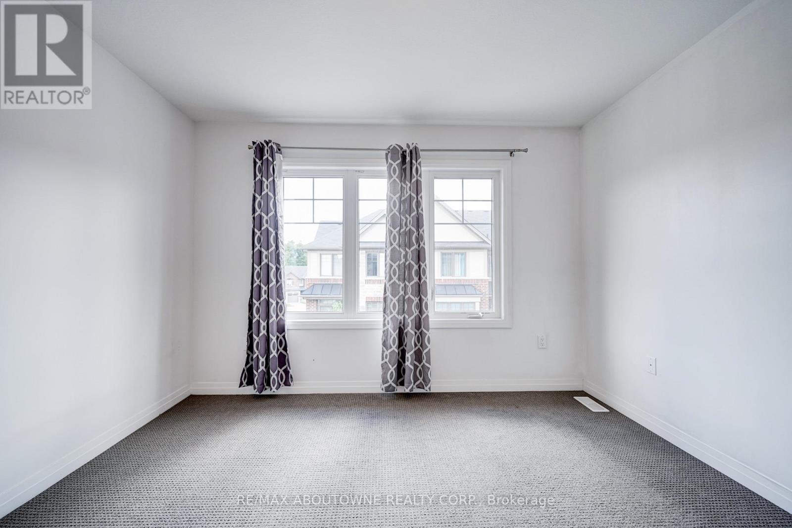 19 Ritchie Lane, Hamilton, ON - Indoor Photo Showing Other Room