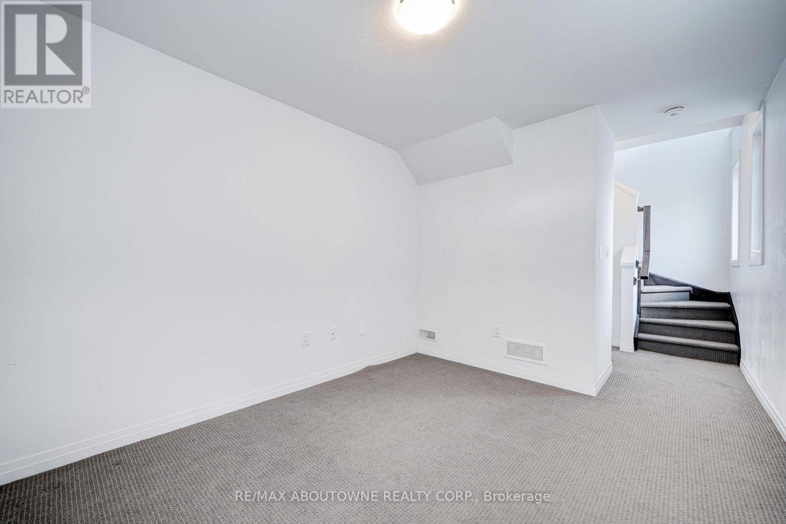 19 Ritchie Lane, Hamilton, ON - Indoor Photo Showing Other Room