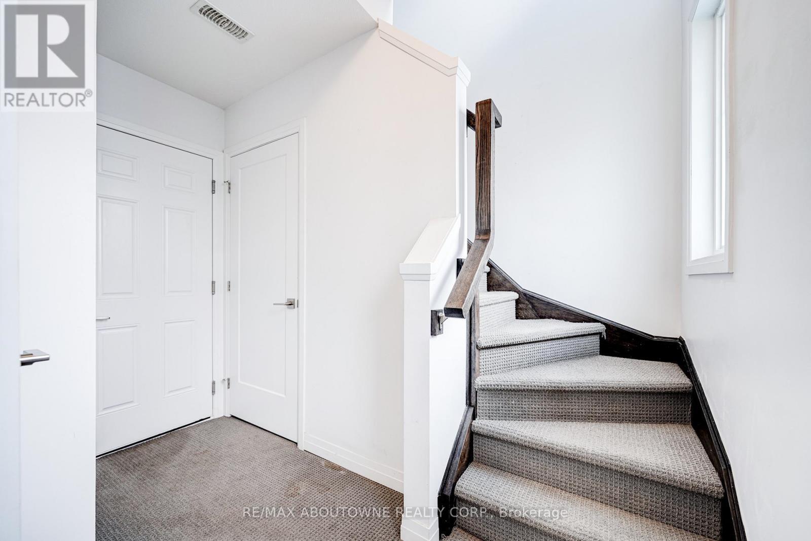 19 Ritchie Lane, Hamilton, ON - Indoor Photo Showing Other Room