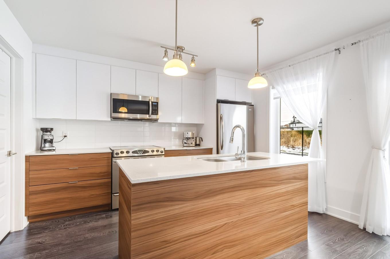 Kitchen - 1752 Rue Louis-Philippe-Hébert, Chambly, QC - Indoor Photo Showing Kitchen With Upgraded Kitchen