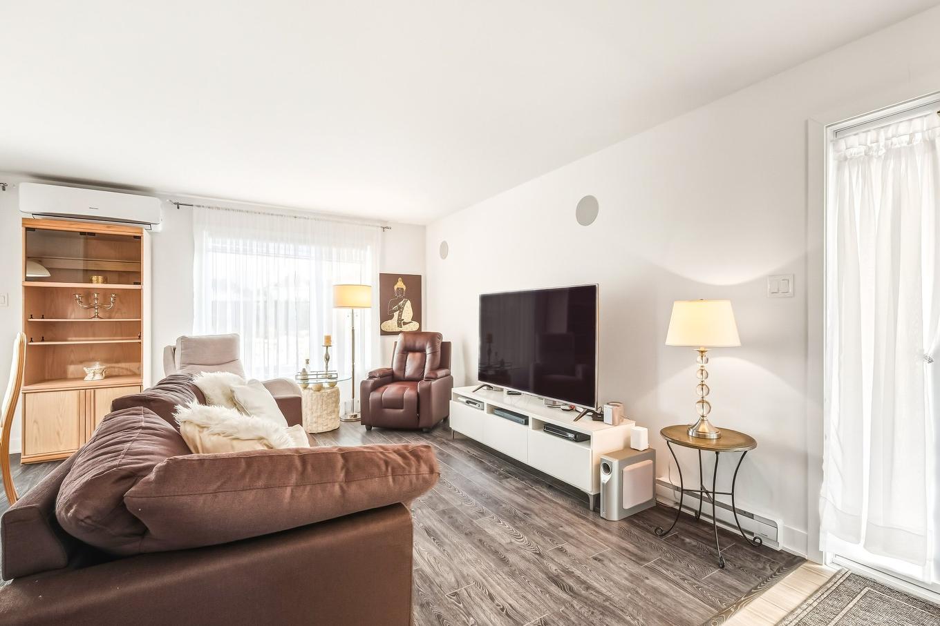 Living room - 1752 Rue Louis-Philippe-Hébert, Chambly, QC - Indoor Photo Showing Living Room