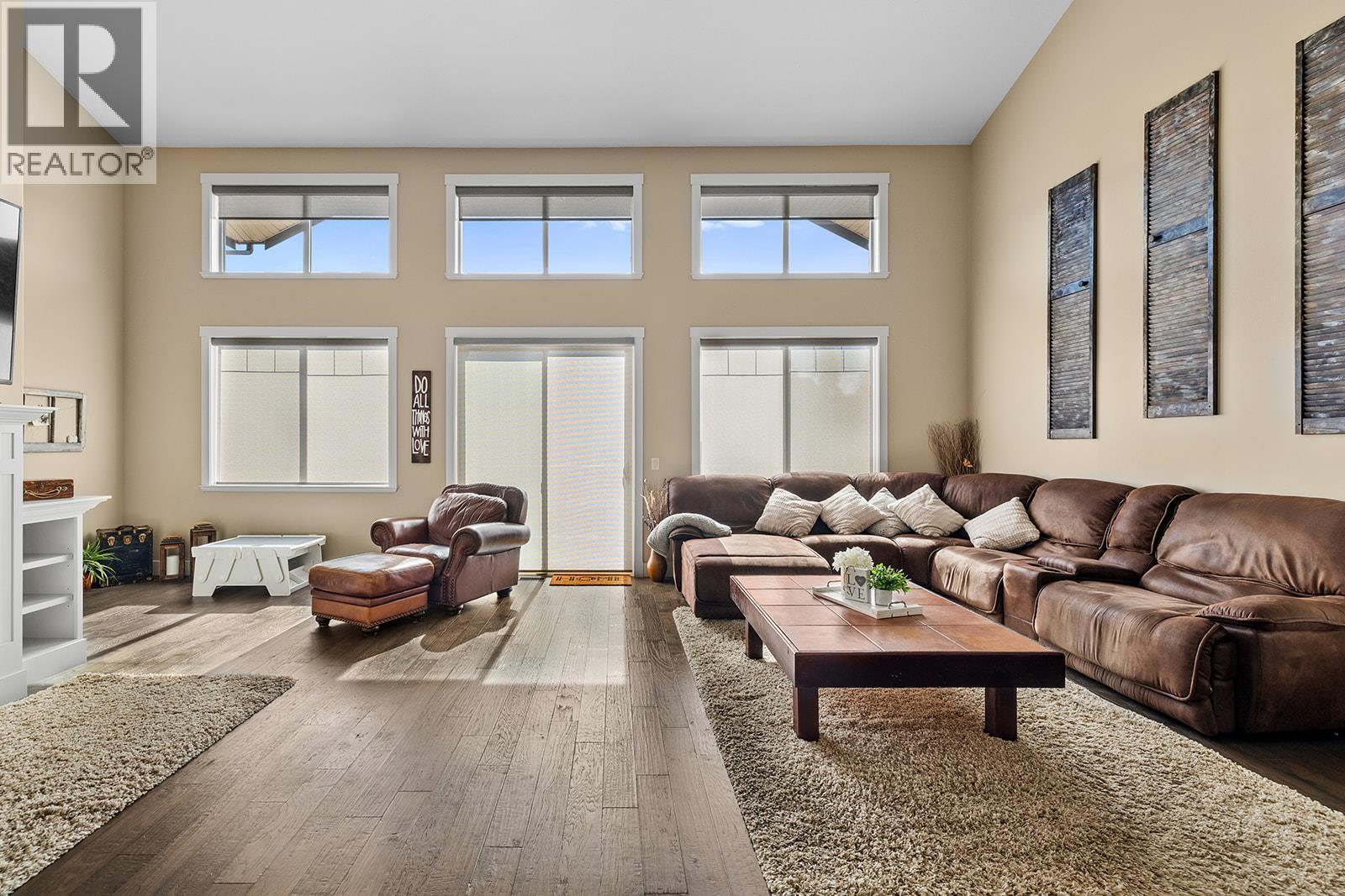3359 Cougar Road Unit# 19, West Kelowna, BC - Indoor Photo Showing Living Room