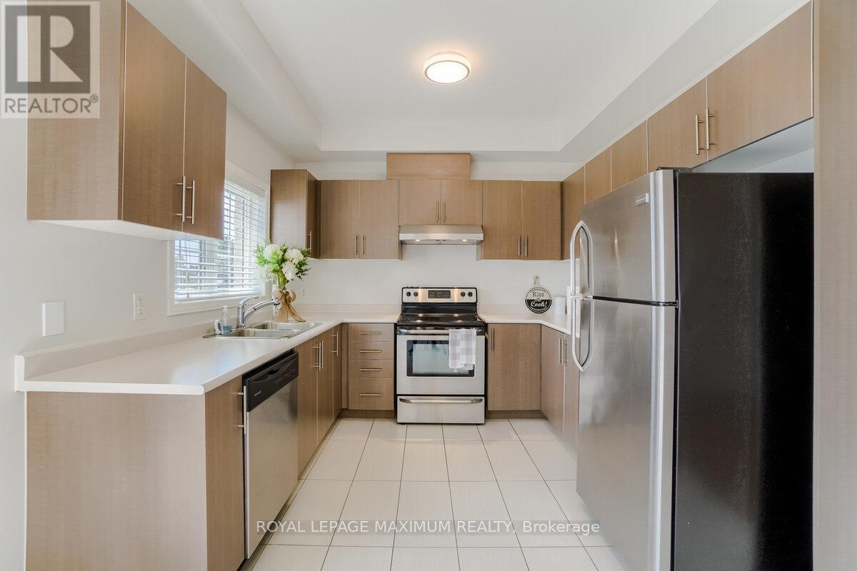 160 Gentile Circle, Vaughan, ON - Indoor Photo Showing Kitchen With Double Sink