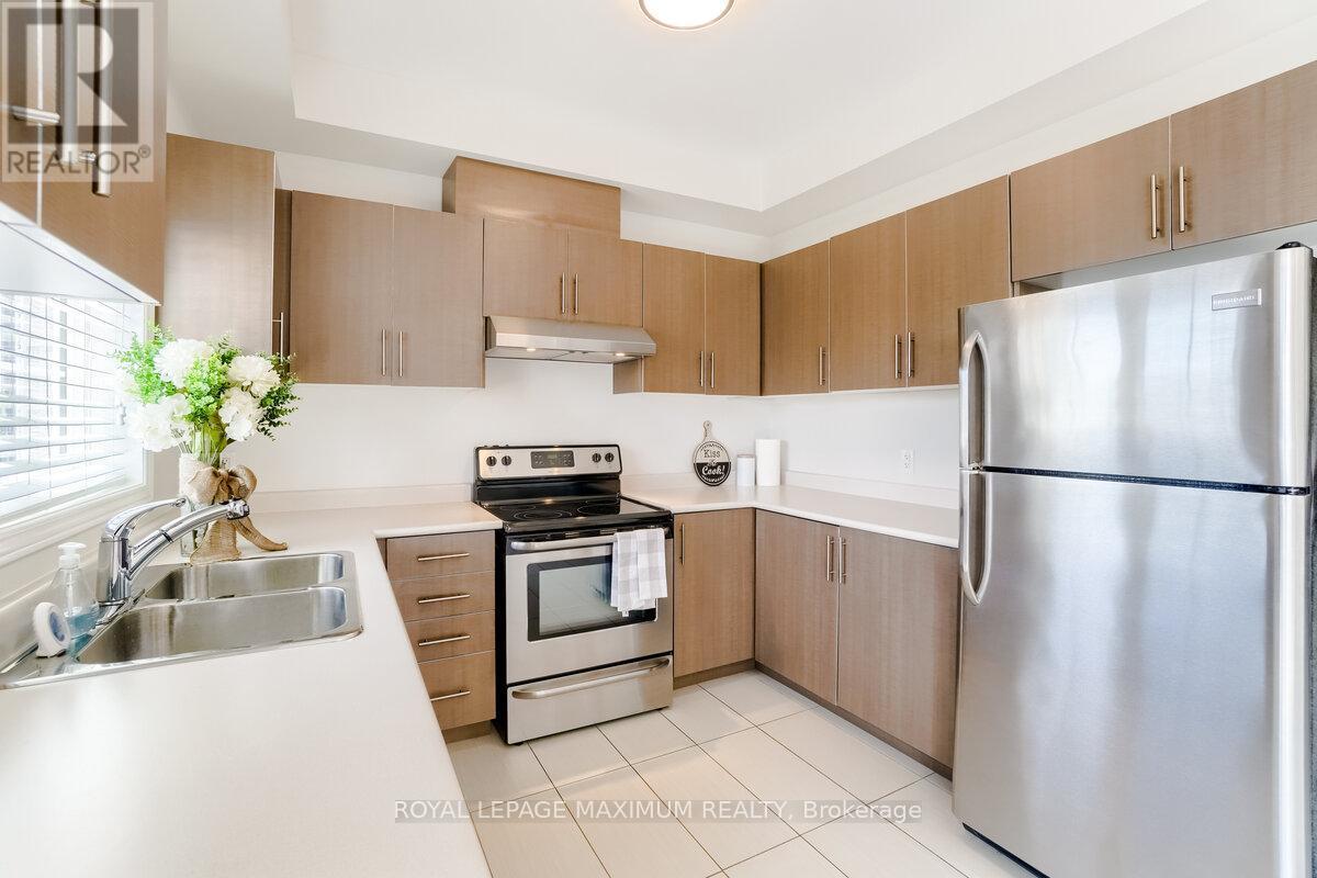 160 Gentile Circle, Vaughan, ON - Indoor Photo Showing Kitchen With Double Sink