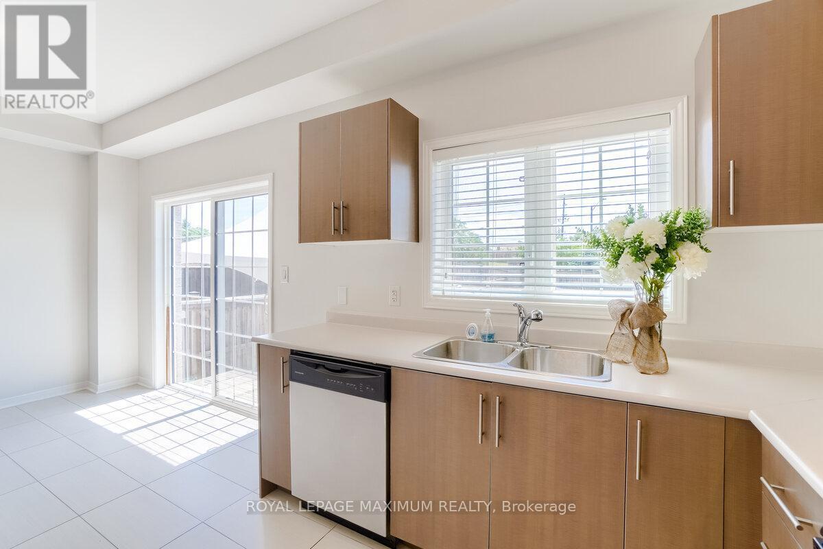 160 Gentile Circle, Vaughan, ON - Indoor Photo Showing Kitchen With Double Sink