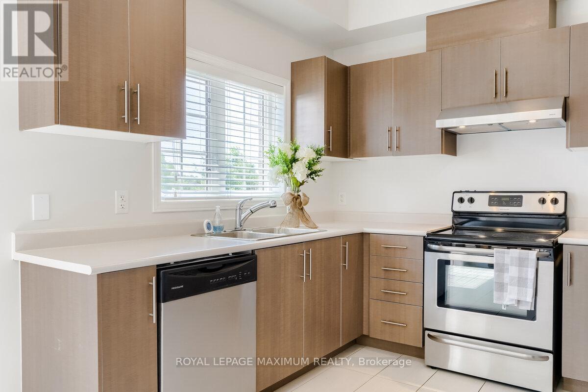 160 Gentile Circle, Vaughan, ON - Indoor Photo Showing Kitchen With Double Sink