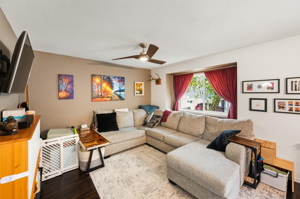 9-1020 Cedar Street, Okanagan Falls, BC - Indoor Photo Showing Living Room