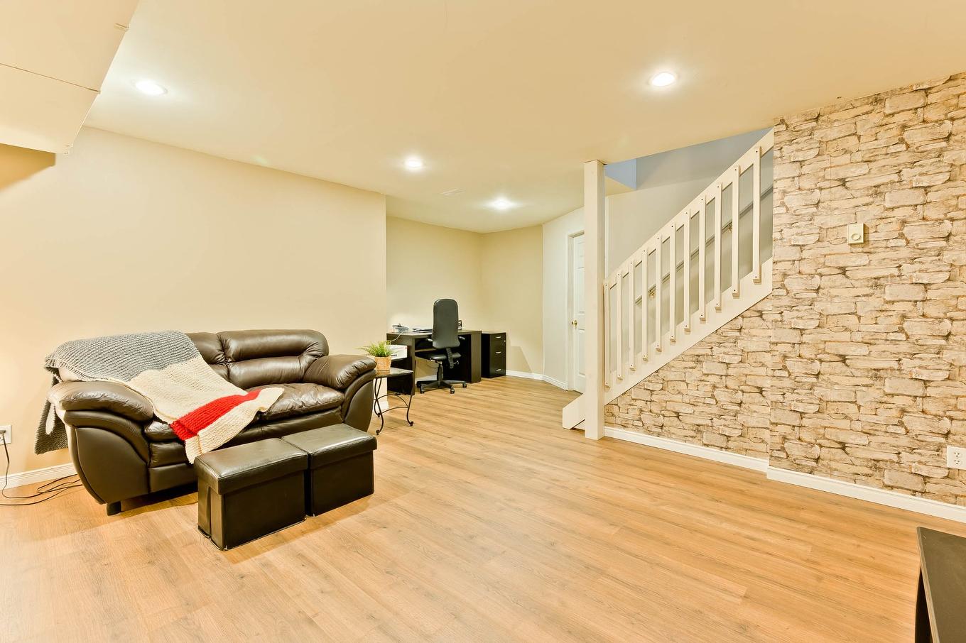 Salle familiale - 81 Rue Raymond, Magog, QC - Indoor