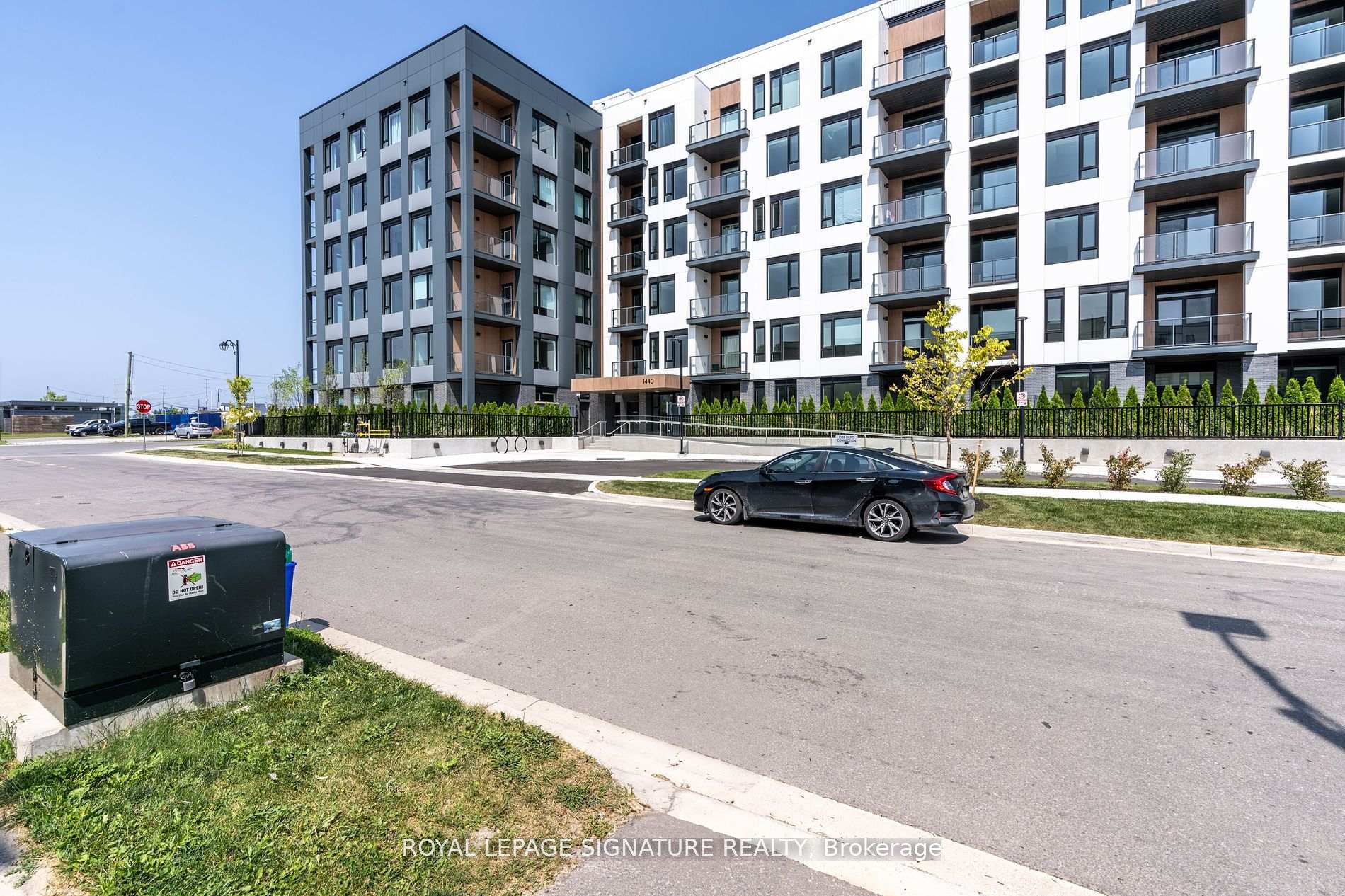 314-1440 Clarriage Court, Milton, ON - Outdoor With Balcony With Facade