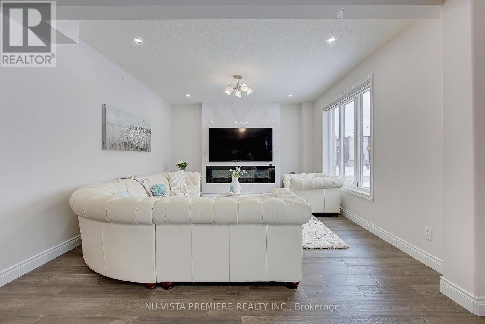 2232 Tripp Drive, London South (South V), ON - Indoor Photo Showing Living Room