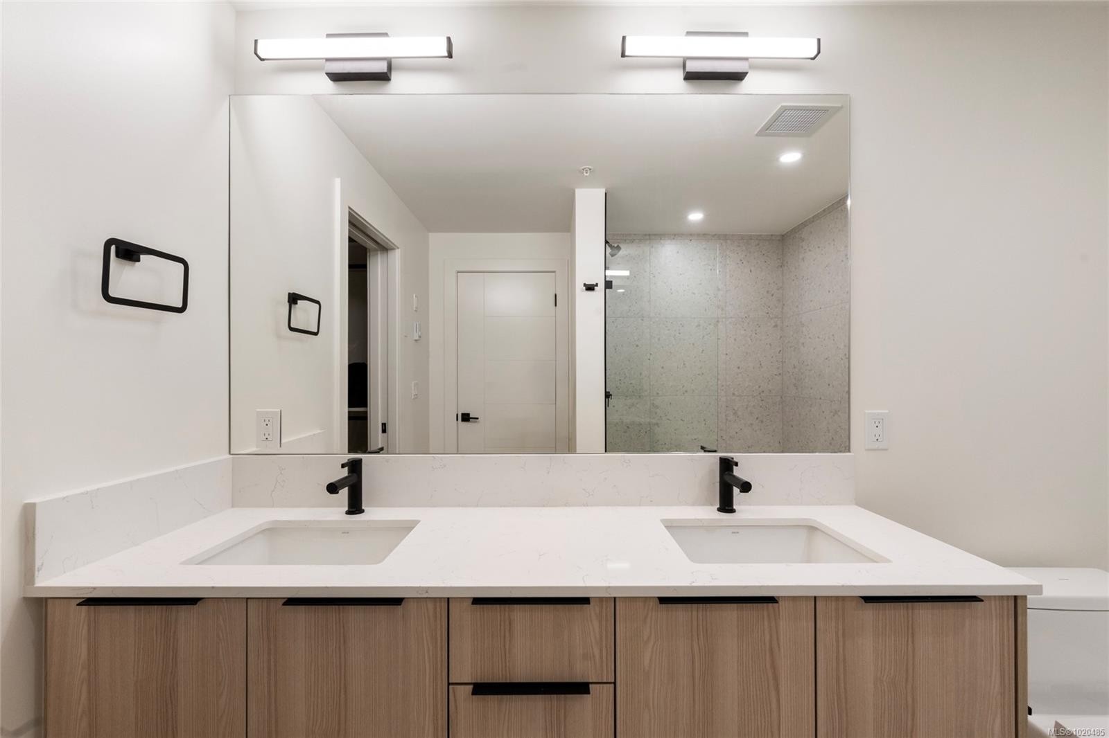 308-2341 Bear Mountain Pkwy, Langford, BC - Indoor Photo Showing Bathroom