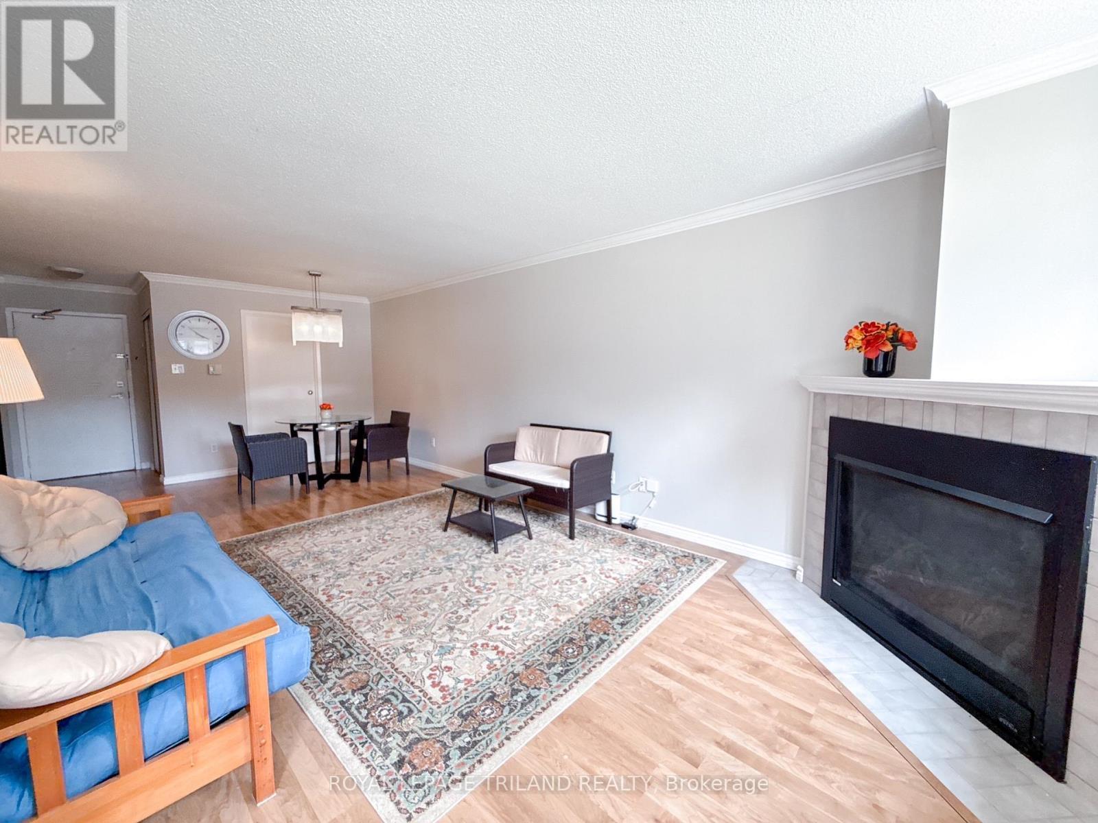 110 - 5 Jacksway Crescent, London North (North G), ON - Indoor Photo Showing Other Room With Fireplace