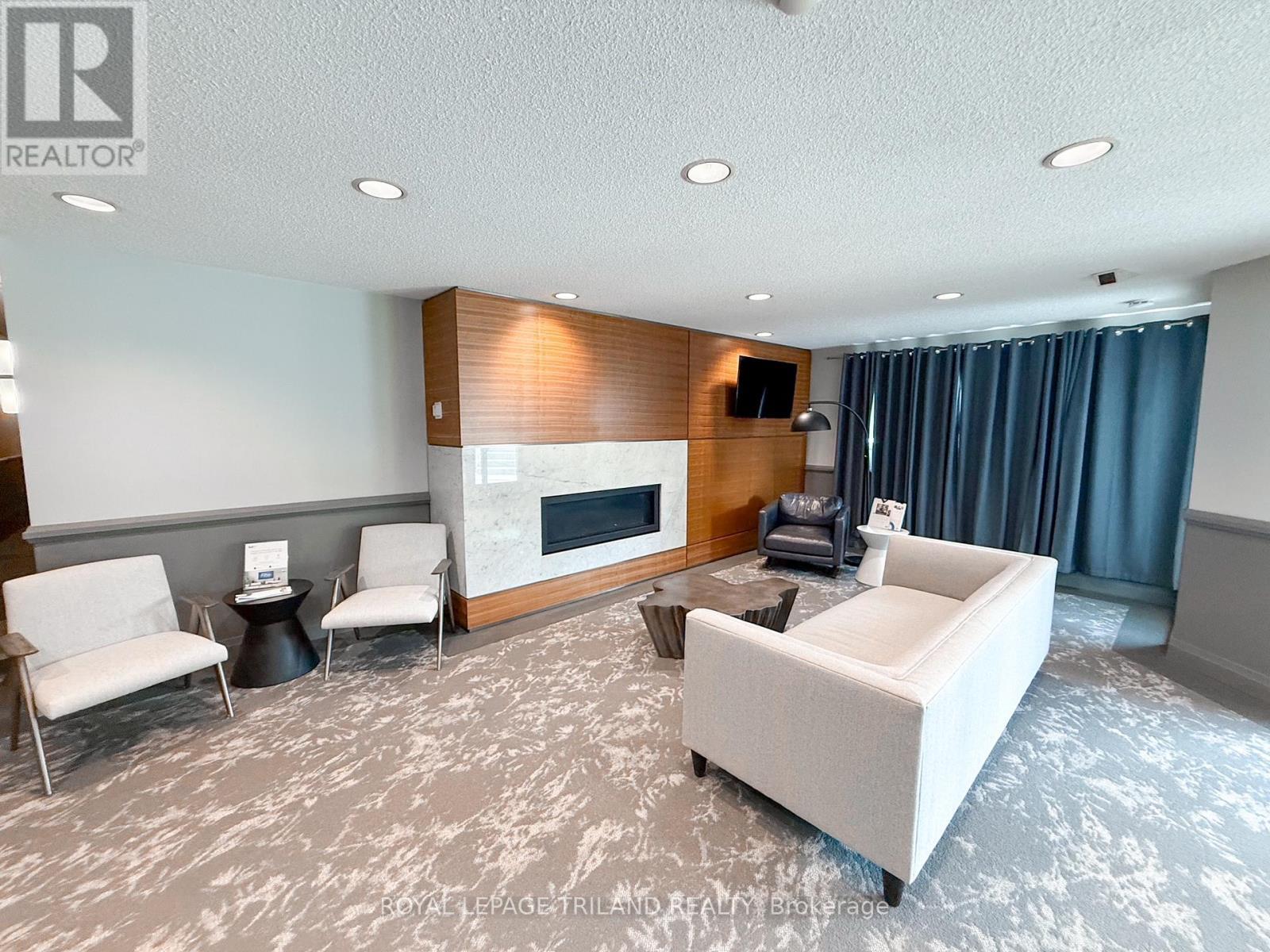 110 - 5 Jacksway Crescent, London North (North G), ON - Indoor Photo Showing Living Room With Fireplace