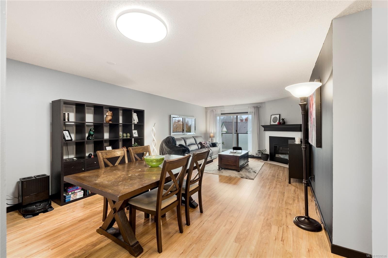 402-1241 Fairfield Rd, Victoria, BC - Indoor