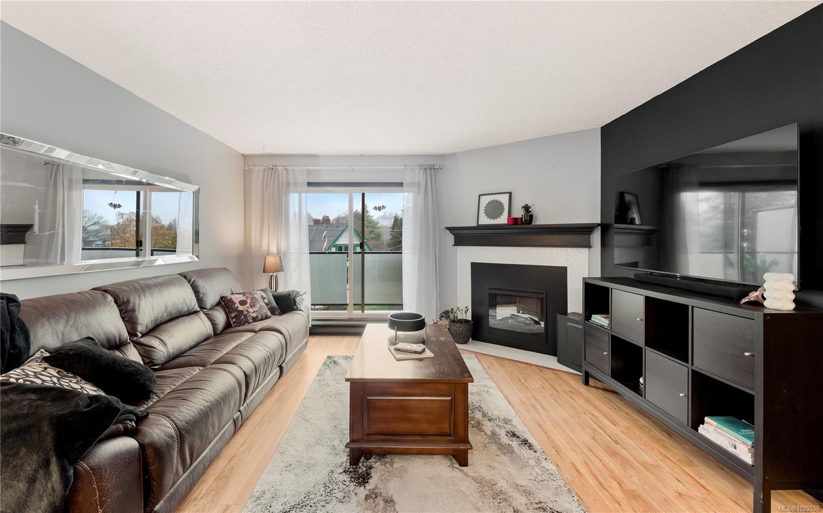 402-1241 Fairfield Rd, Victoria, BC - Indoor Photo Showing Living Room With Fireplace