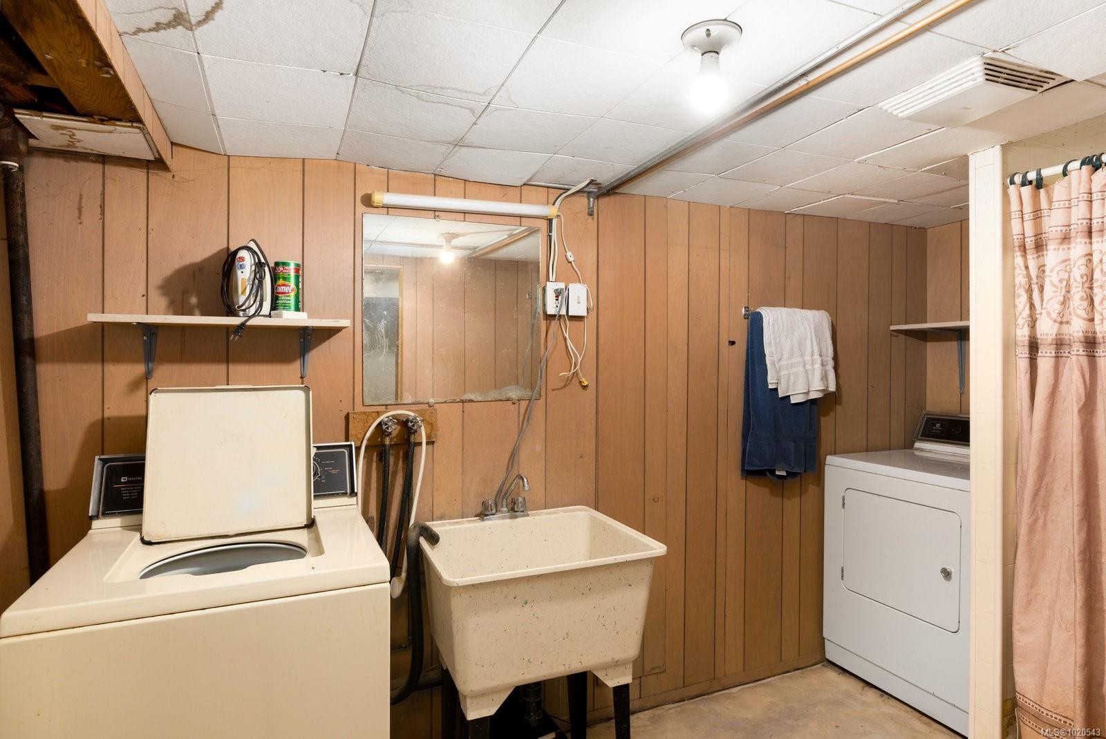 5015 Cordova Bay Rd, Saanich, BC