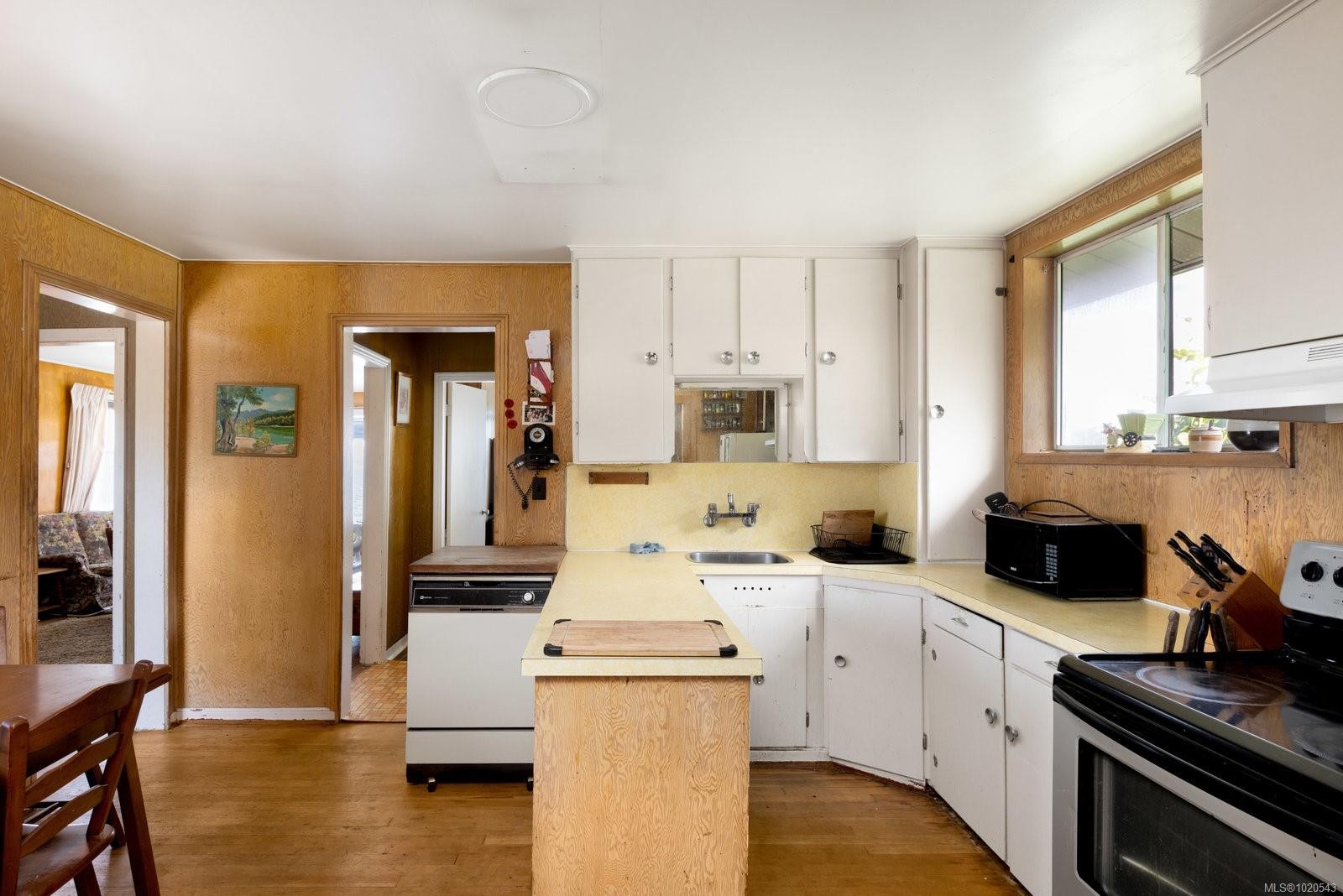 5015 Cordova Bay Rd, Saanich, BC