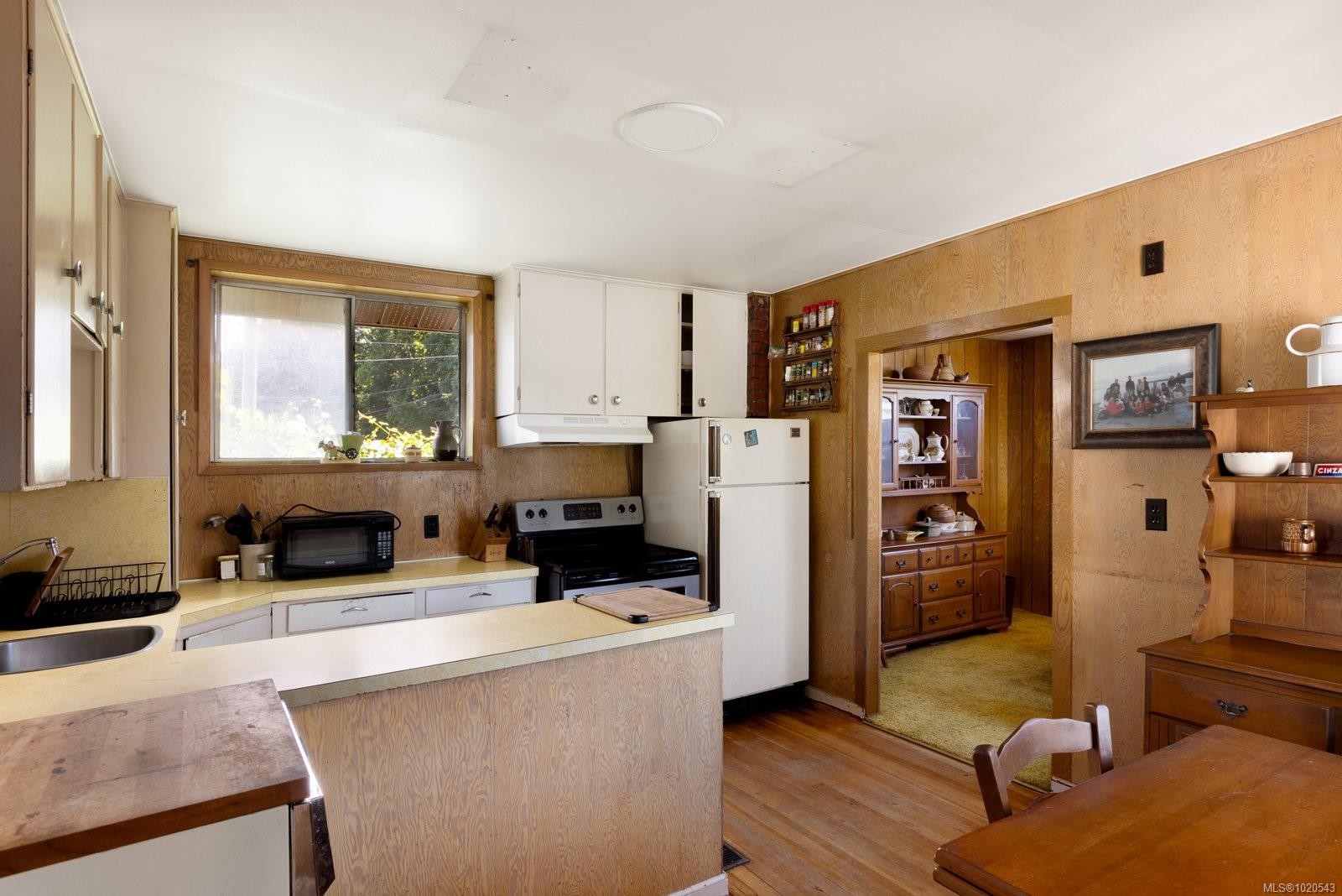 5015 Cordova Bay Rd, Saanich, BC