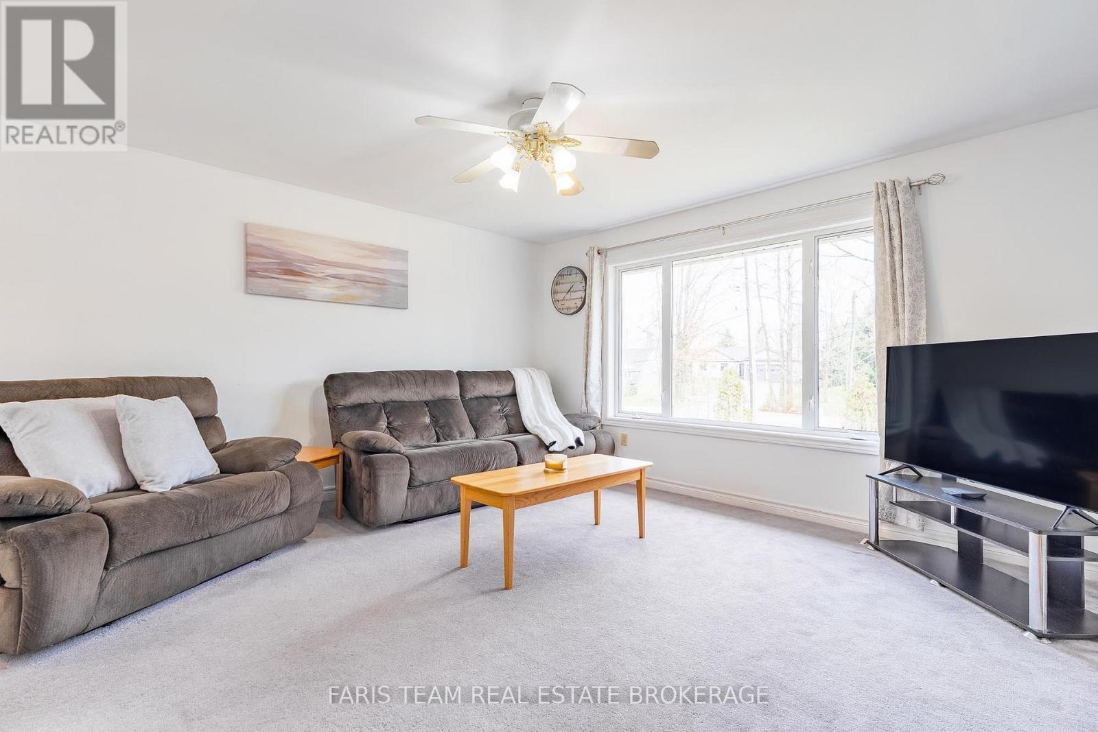 3576 Peter Street, Ramara, ON - Indoor Photo Showing Living Room