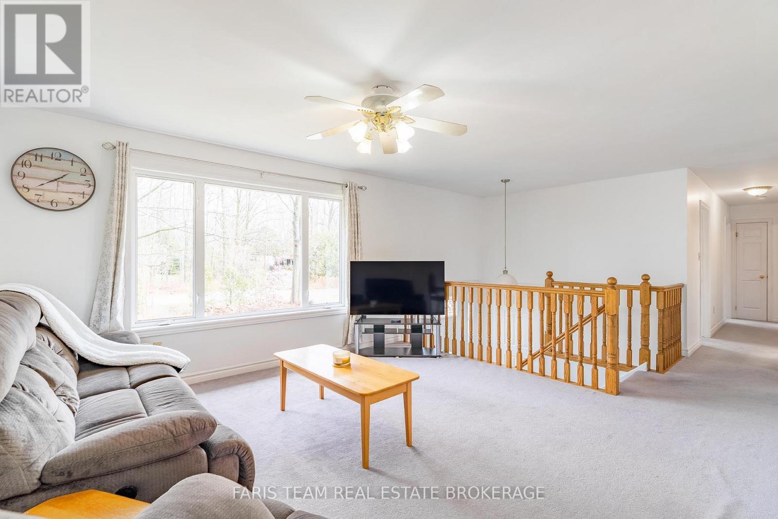 3576 Peter Street, Ramara, ON - Indoor Photo Showing Living Room