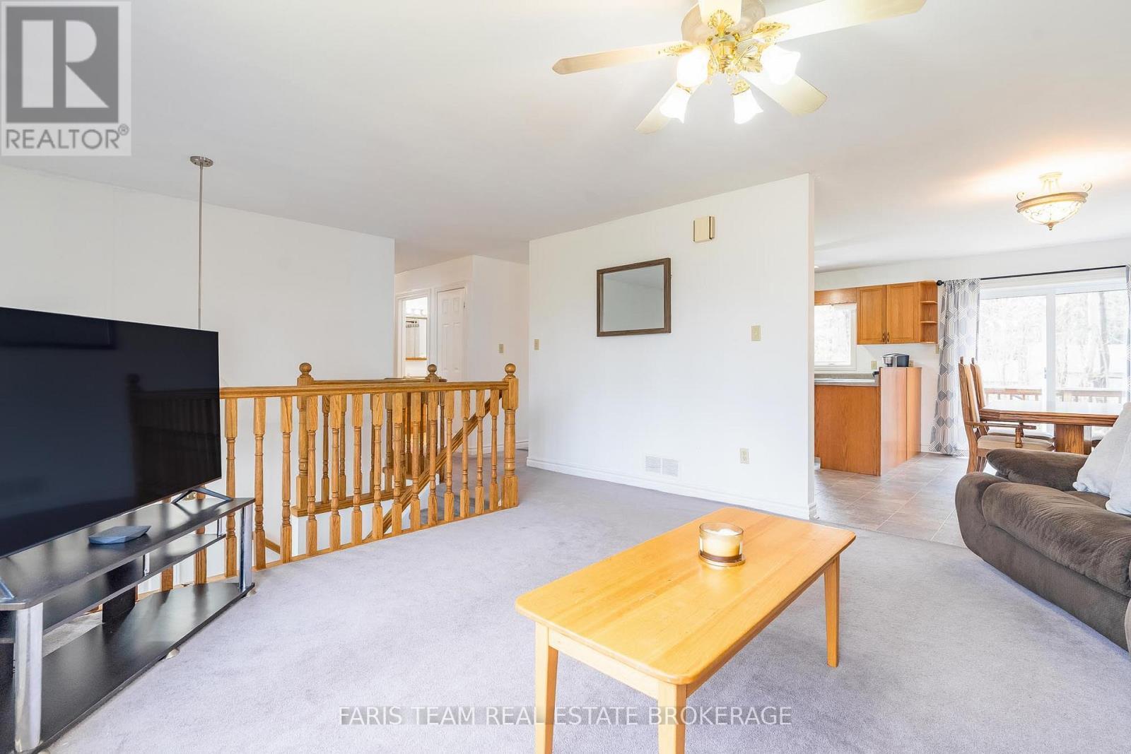 3576 Peter Street, Ramara, ON - Indoor Photo Showing Living Room