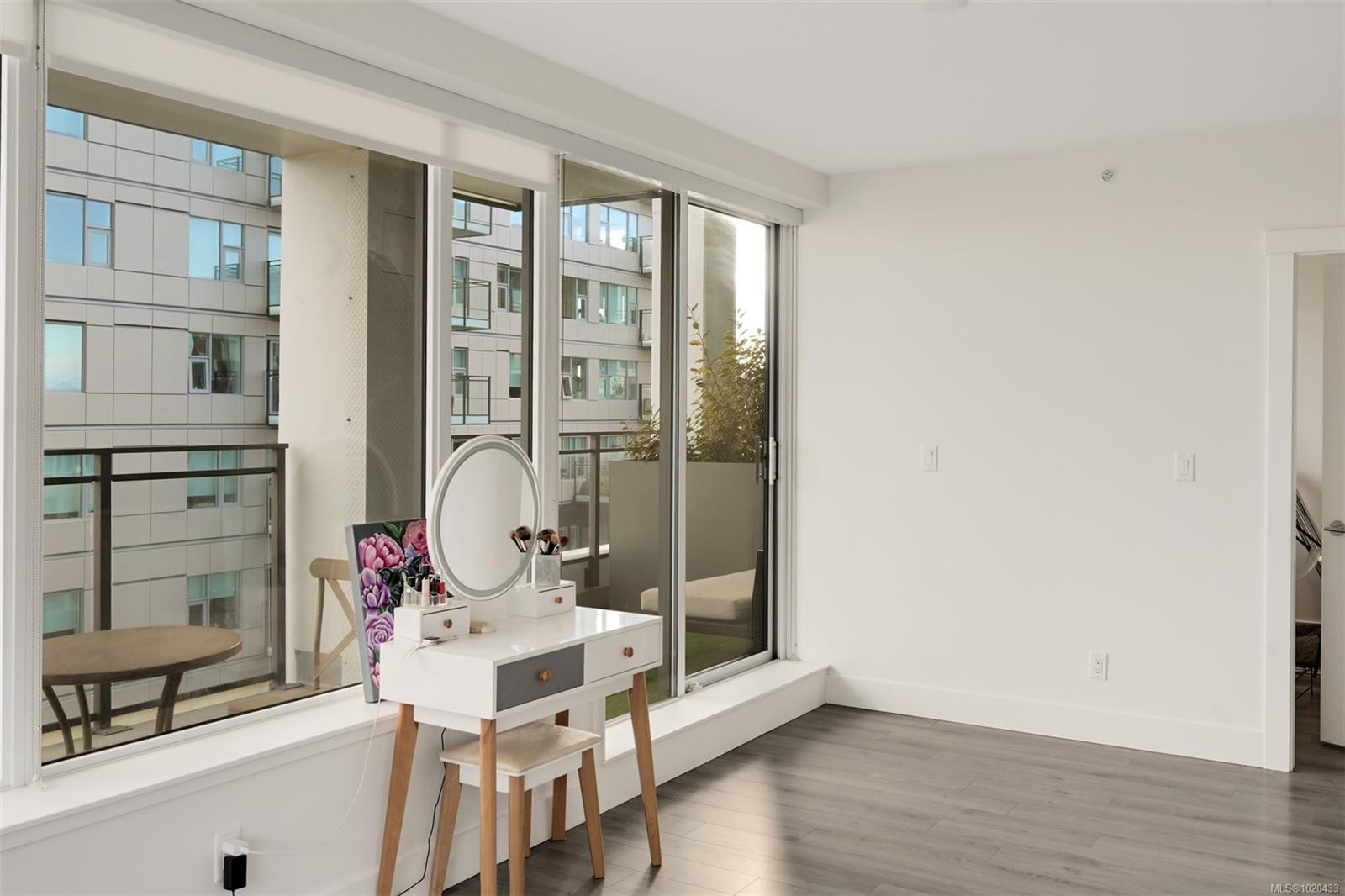 1006-777 Herald St, Victoria, BC - Indoor Photo Showing Other Room