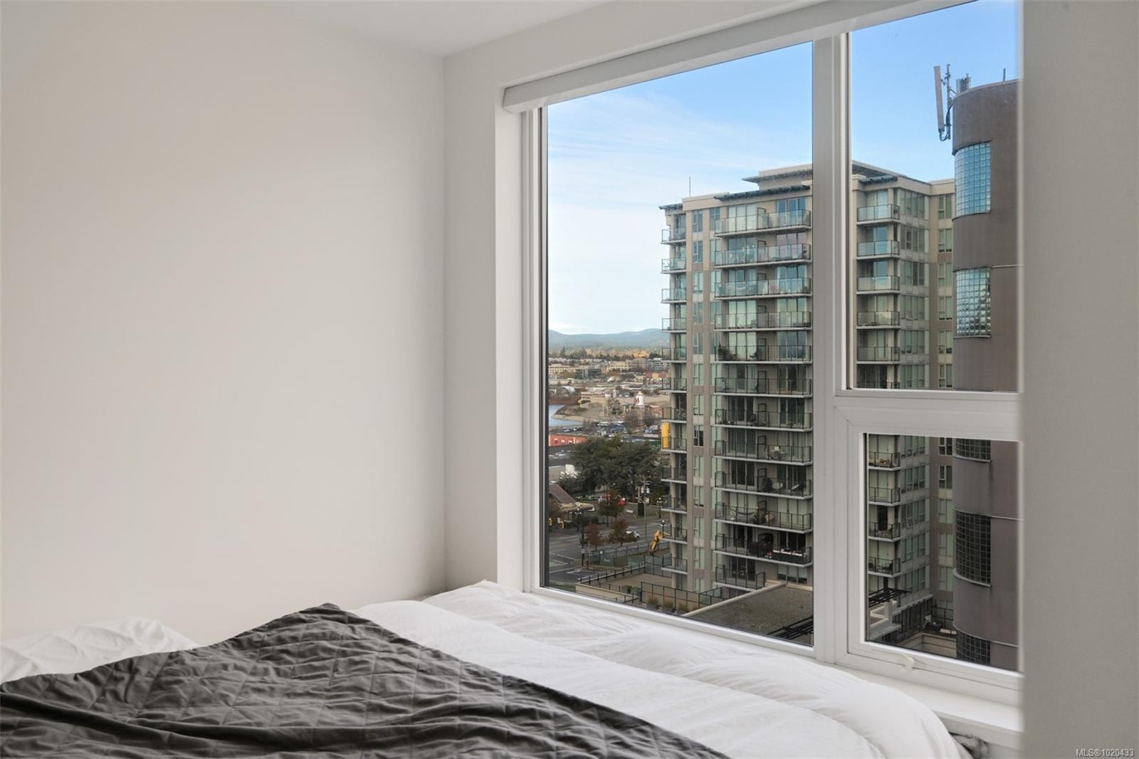 1006-777 Herald St, Victoria, BC - Indoor Photo Showing Bedroom
