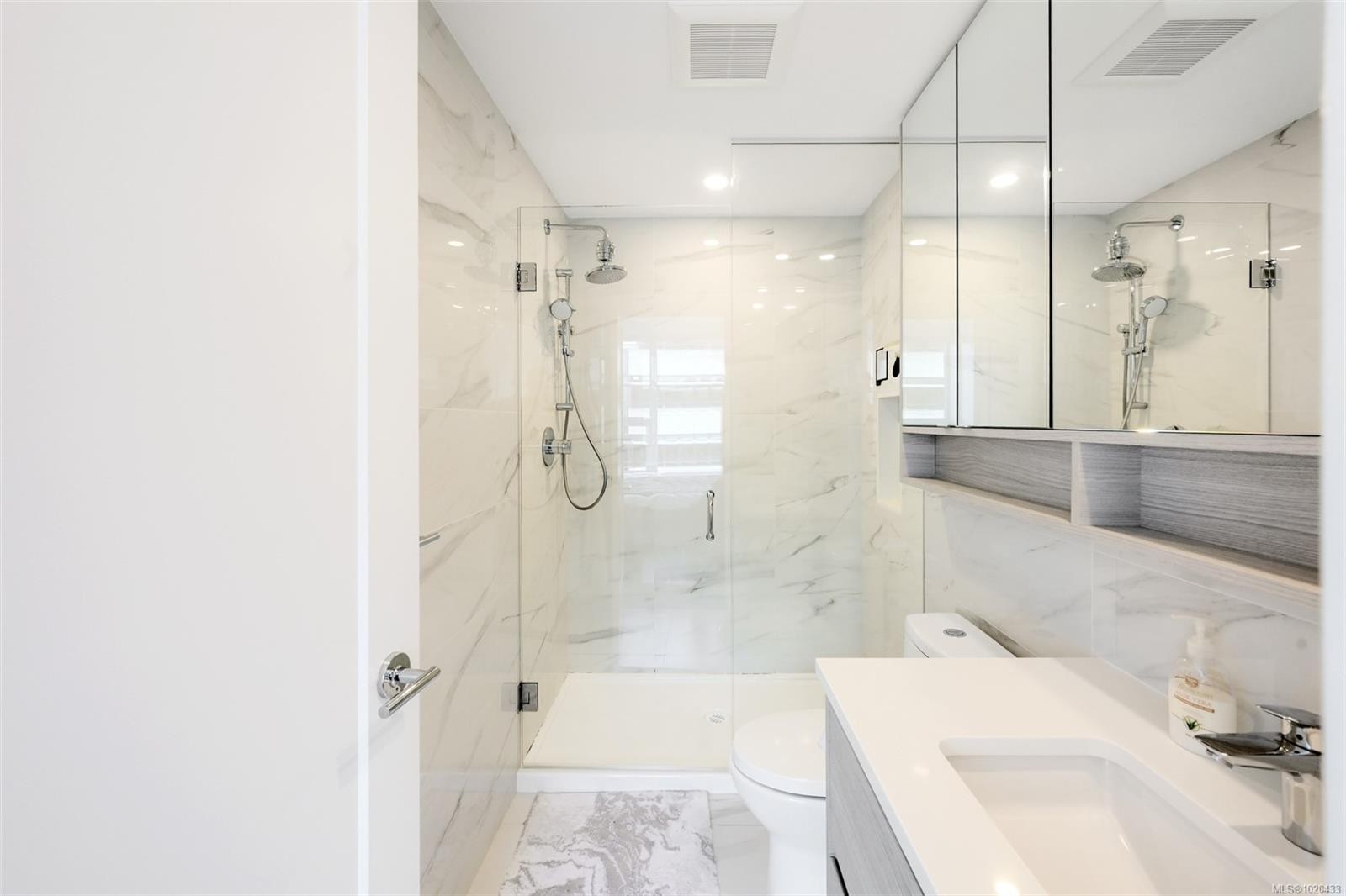 1006-777 Herald St, Victoria, BC - Indoor Photo Showing Bathroom