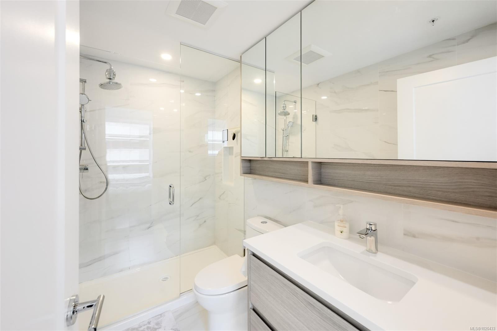 1006-777 Herald St, Victoria, BC - Indoor Photo Showing Bathroom