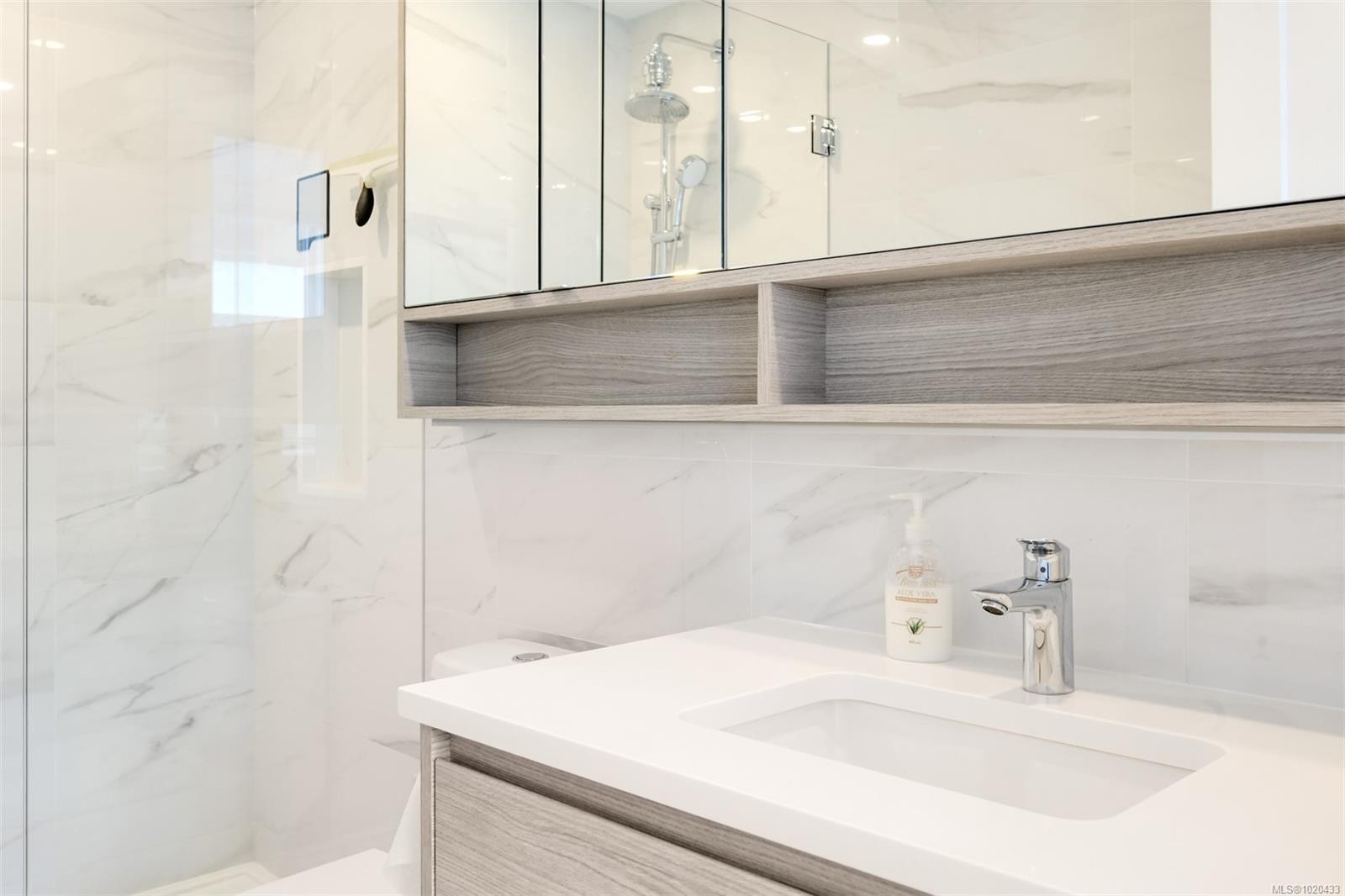 1006-777 Herald St, Victoria, BC - Indoor Photo Showing Bathroom