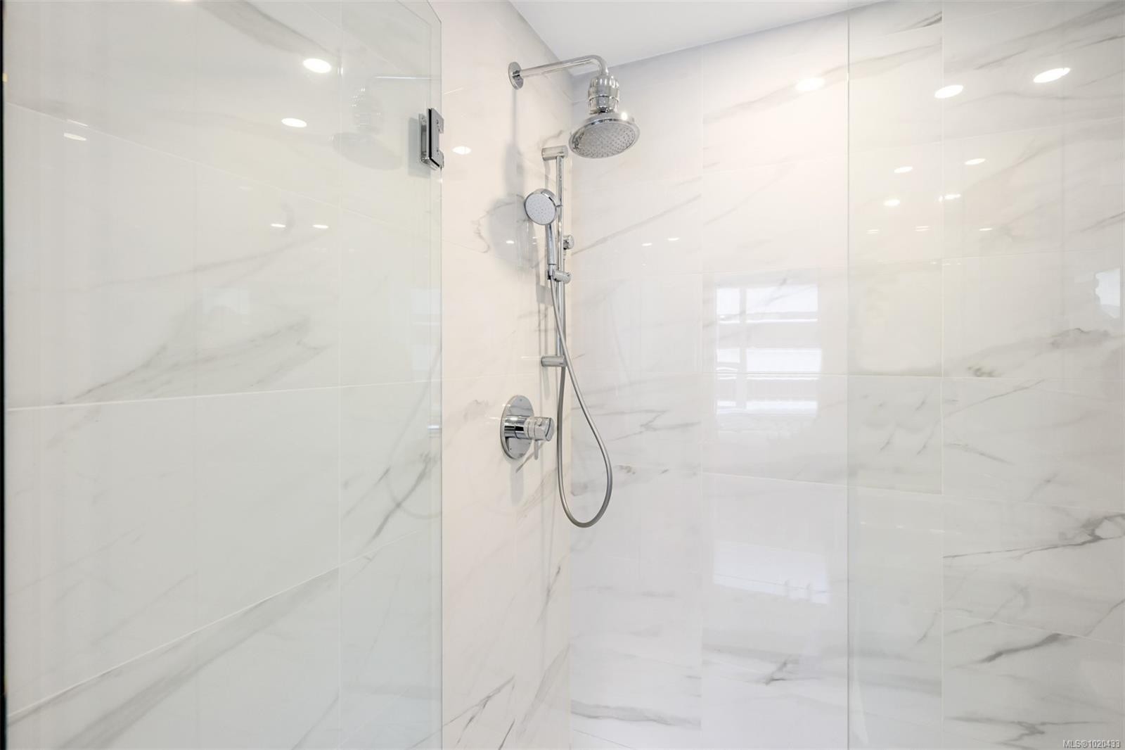 1006-777 Herald St, Victoria, BC - Indoor Photo Showing Bathroom