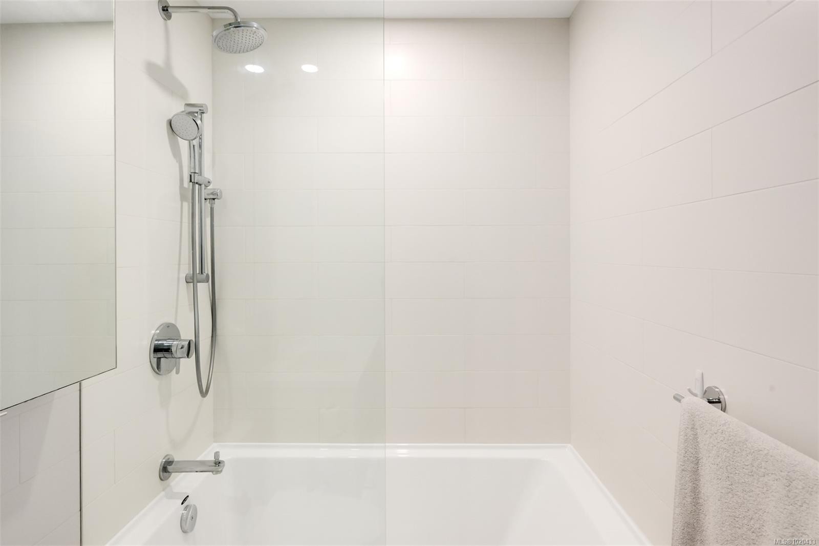 1006-777 Herald St, Victoria, BC - Indoor Photo Showing Bathroom