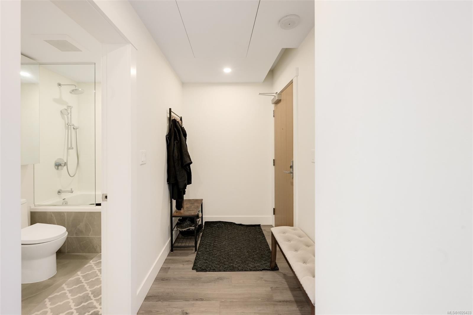 1006-777 Herald St, Victoria, BC - Indoor Photo Showing Bathroom