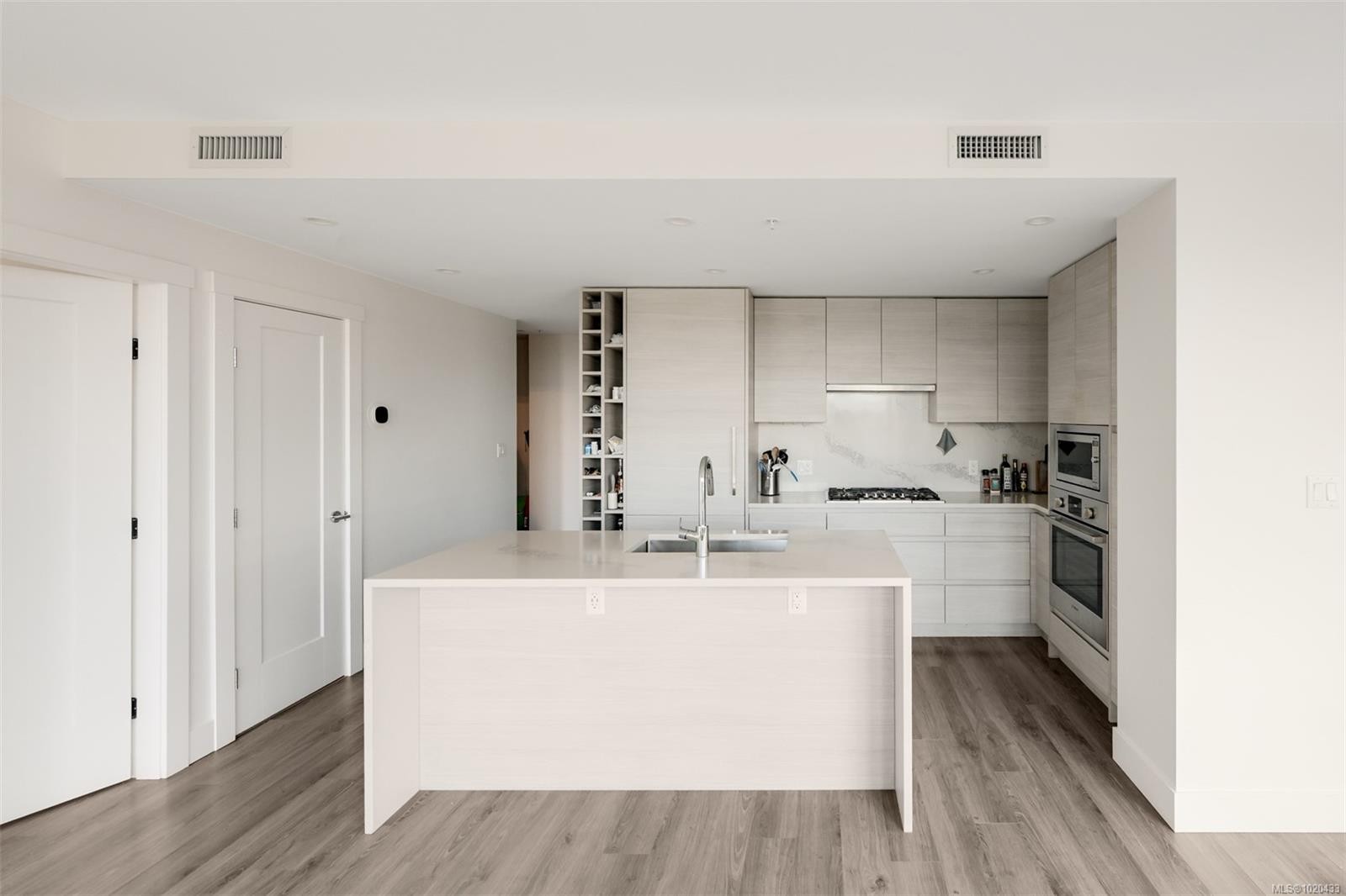 1006-777 Herald St, Victoria, BC - Indoor Photo Showing Kitchen