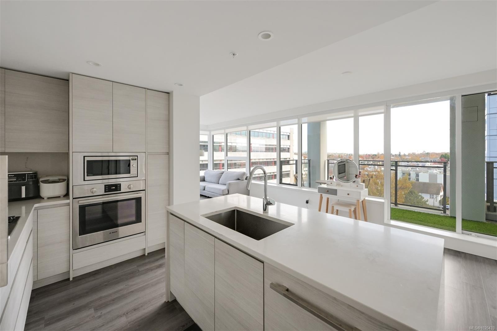 1006-777 Herald St, Victoria, BC - Indoor Photo Showing Kitchen