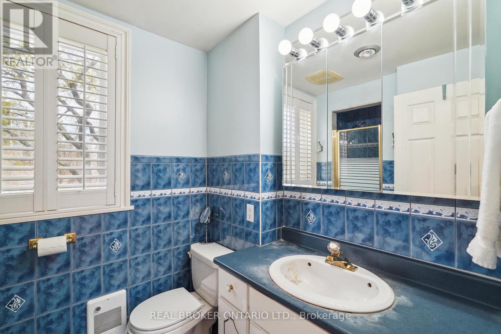 38 Riverview Heights, Toronto, ON - Indoor Photo Showing Bathroom