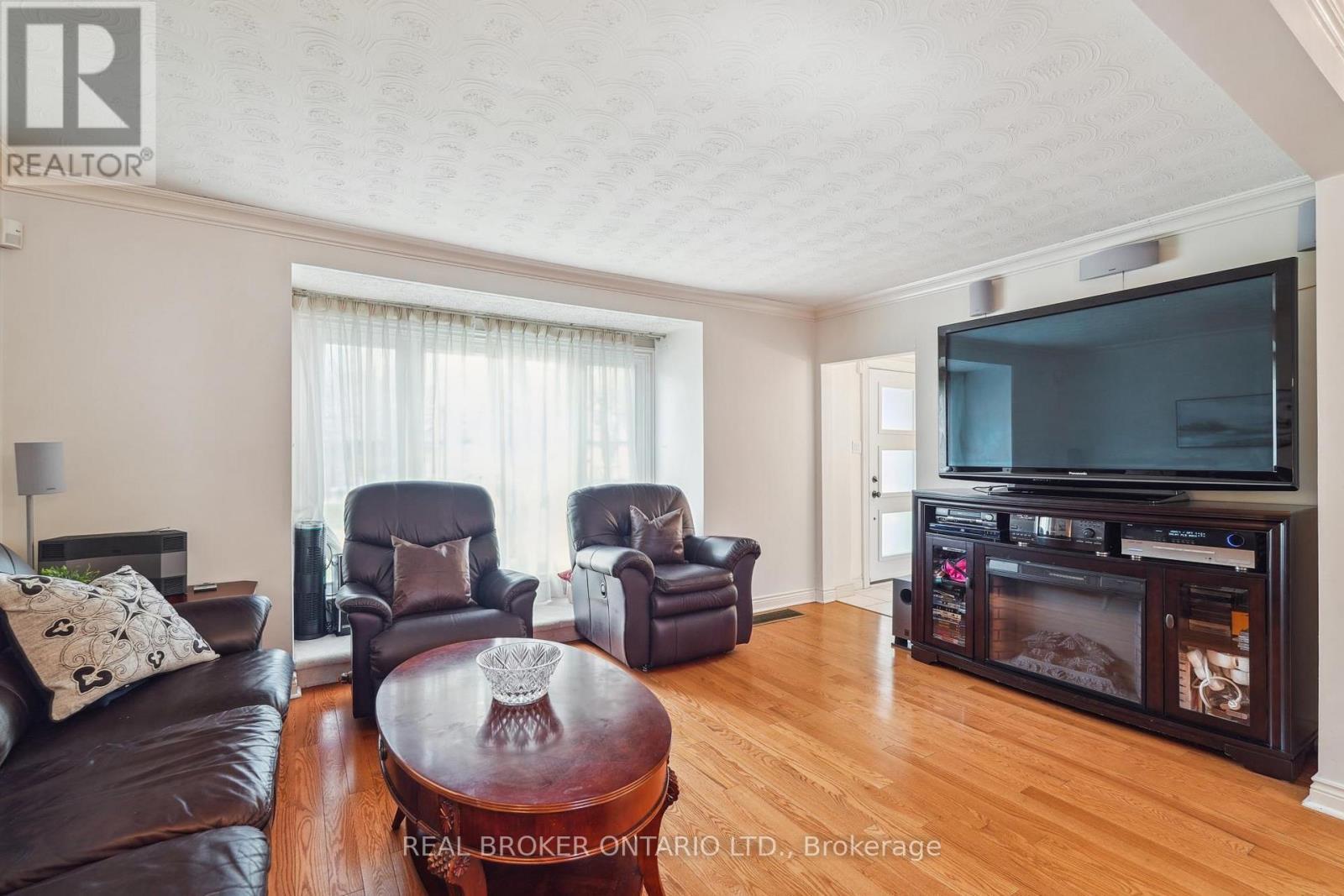 38 Riverview Heights, Toronto, ON - Indoor Photo Showing Living Room