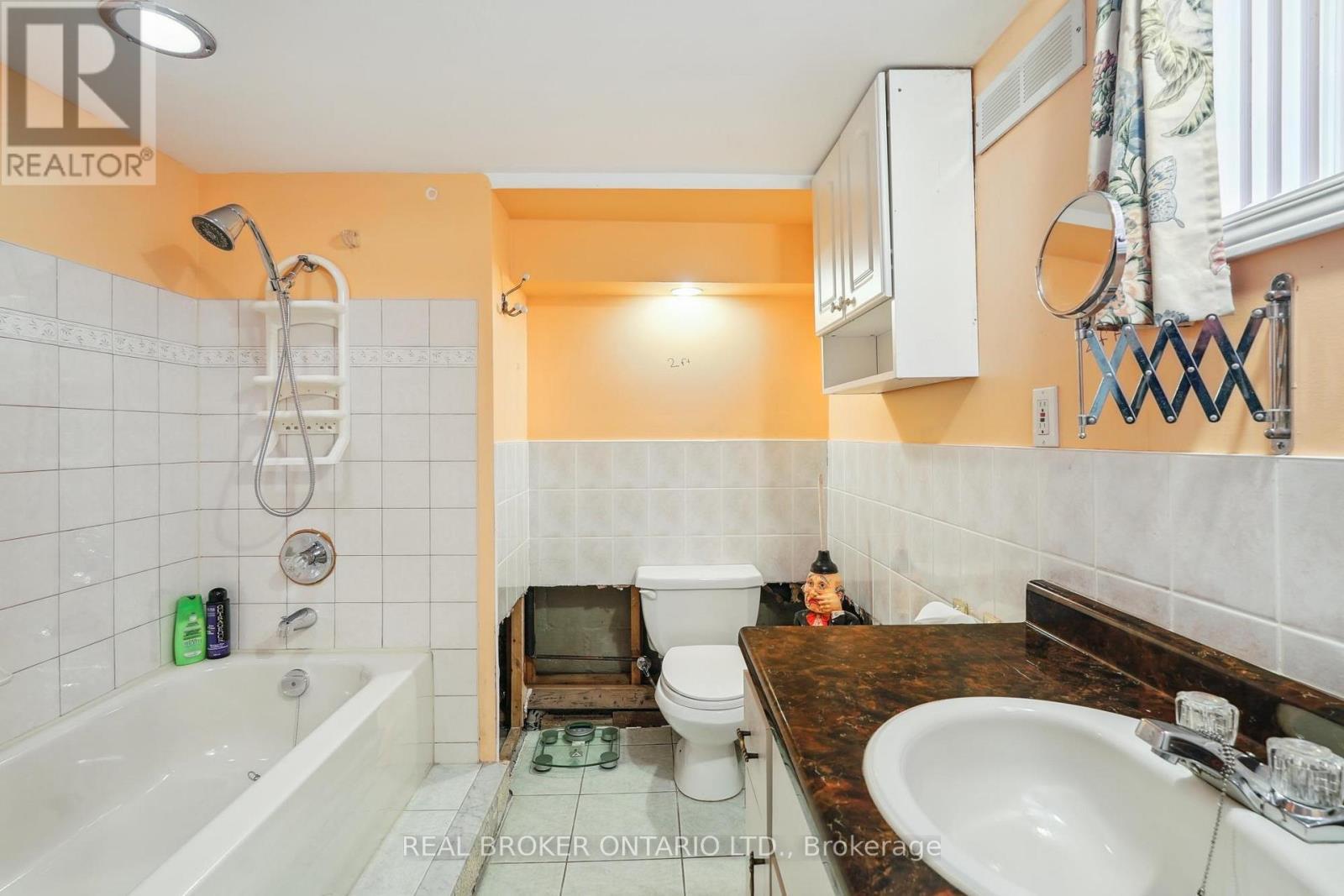 38 Riverview Heights, Toronto, ON - Indoor Photo Showing Bathroom