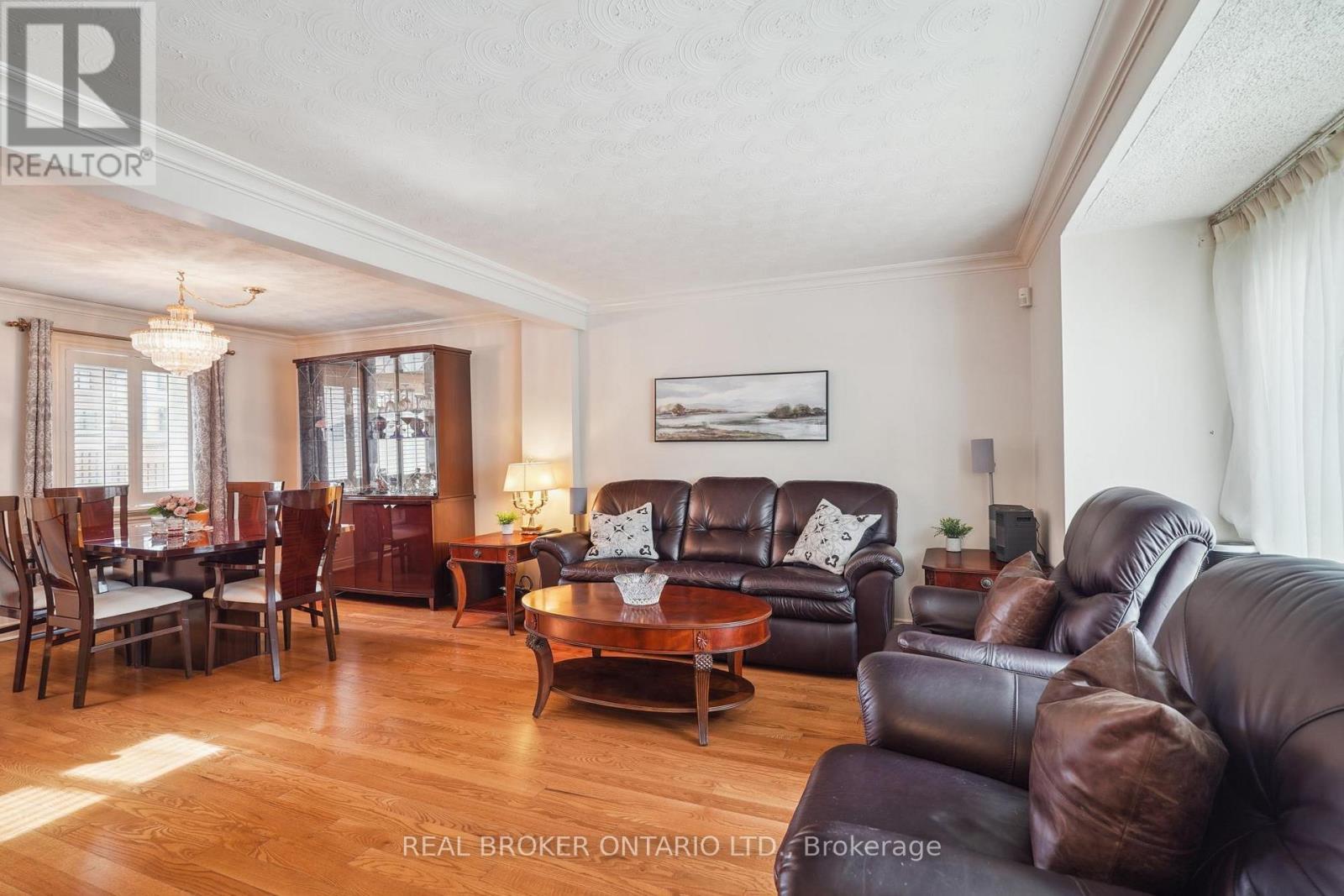 38 Riverview Heights, Toronto, ON - Indoor Photo Showing Living Room