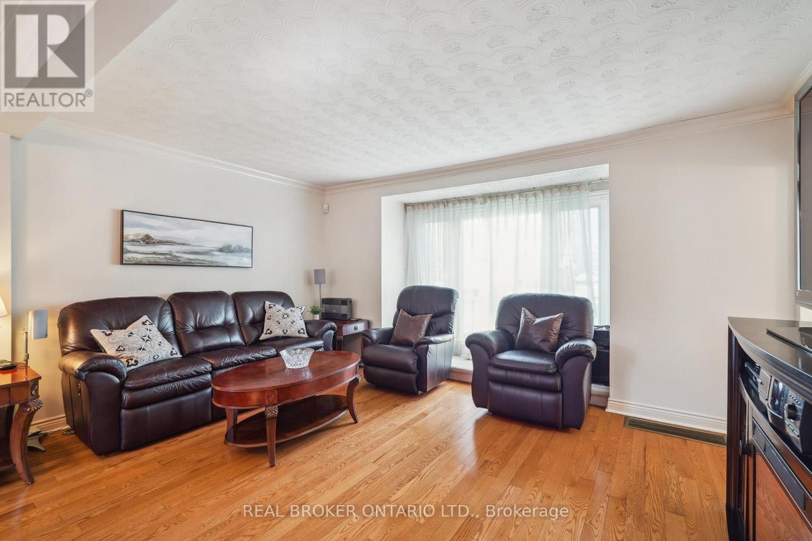 38 Riverview Heights, Toronto, ON - Indoor Photo Showing Living Room