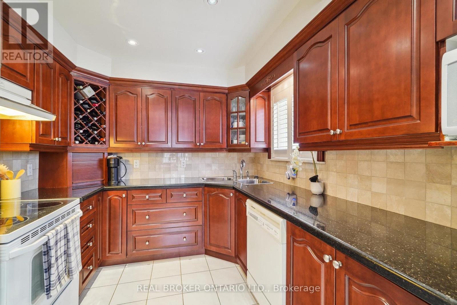 38 Riverview Heights, Toronto, ON - Indoor Photo Showing Kitchen