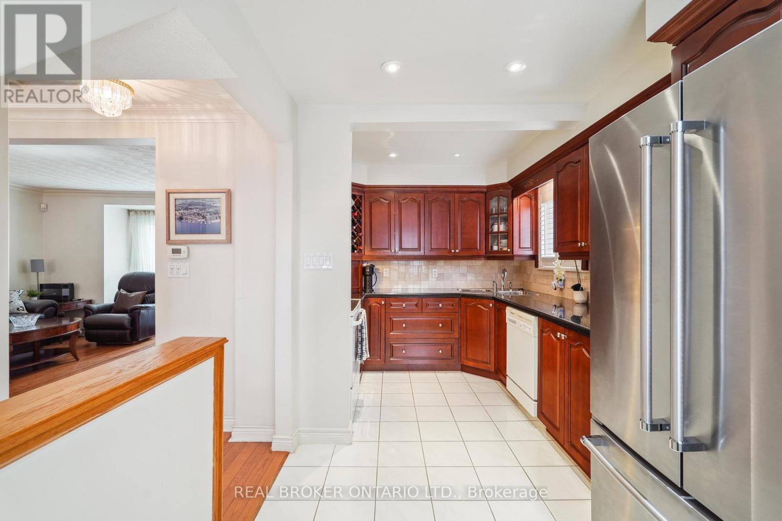 38 Riverview Heights, Toronto, ON - Indoor Photo Showing Kitchen