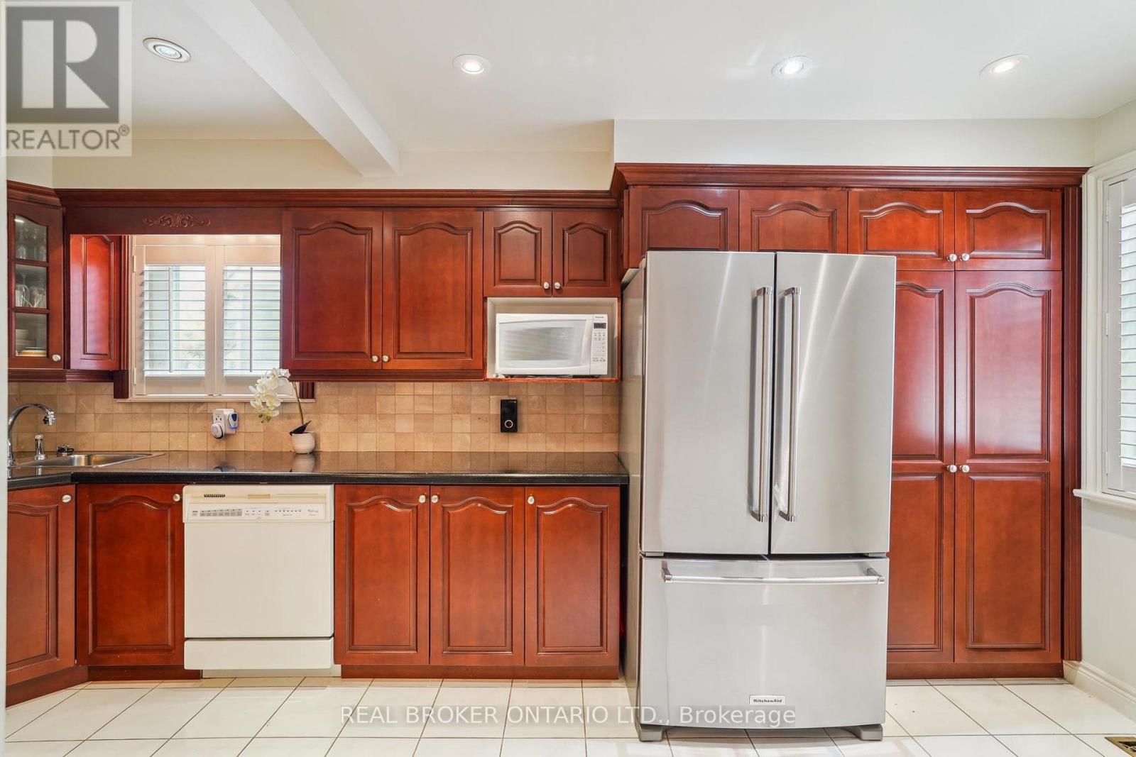 38 Riverview Heights, Toronto, ON - Indoor Photo Showing Kitchen